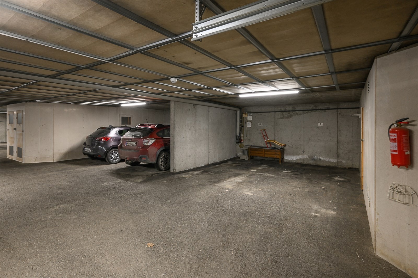 Bilde fra felles garasjkjeller og biloppstillingsplassen som tilhører leiligheten. Galleribilde