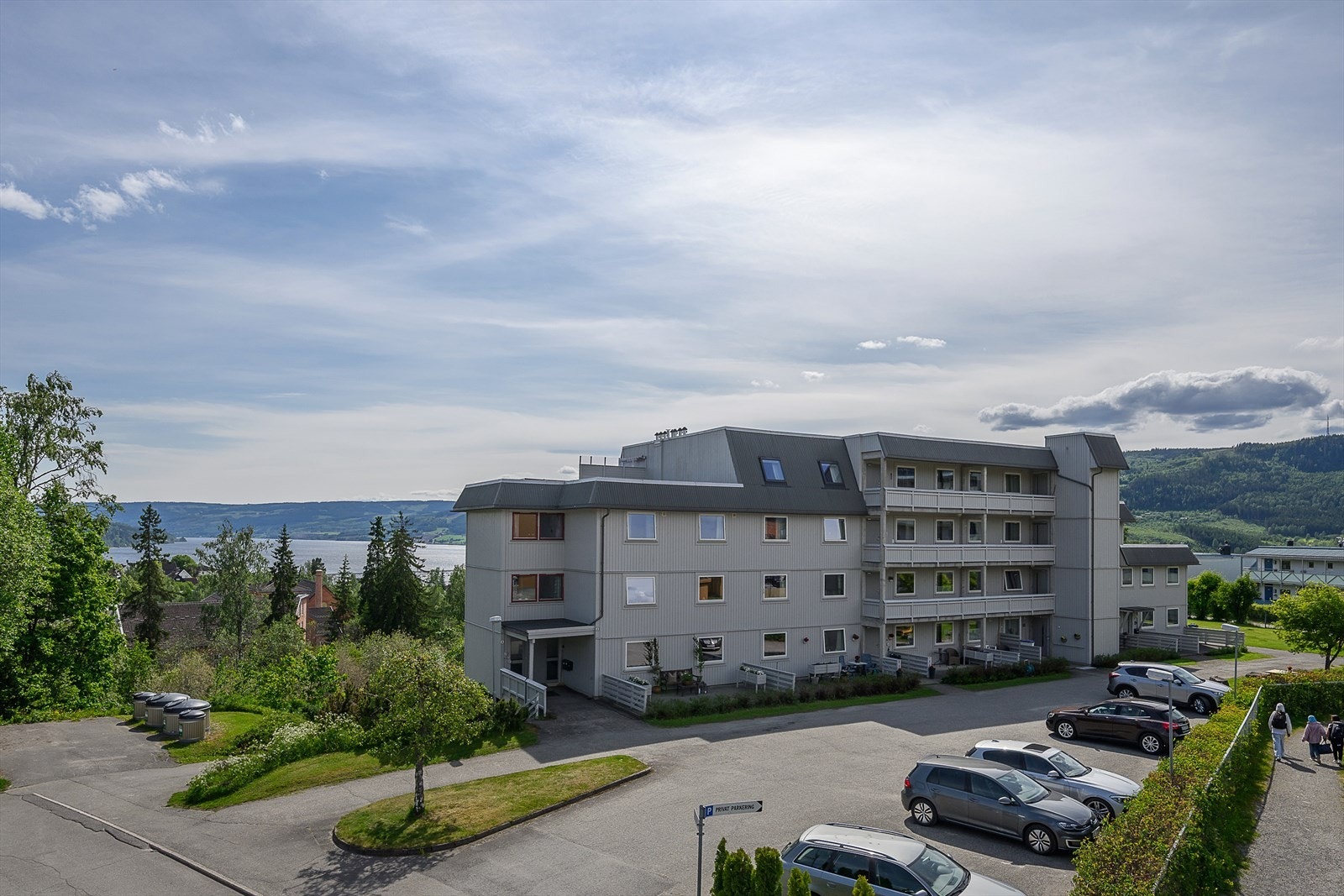 Gjesteparkering foran blokka. Galleribilde