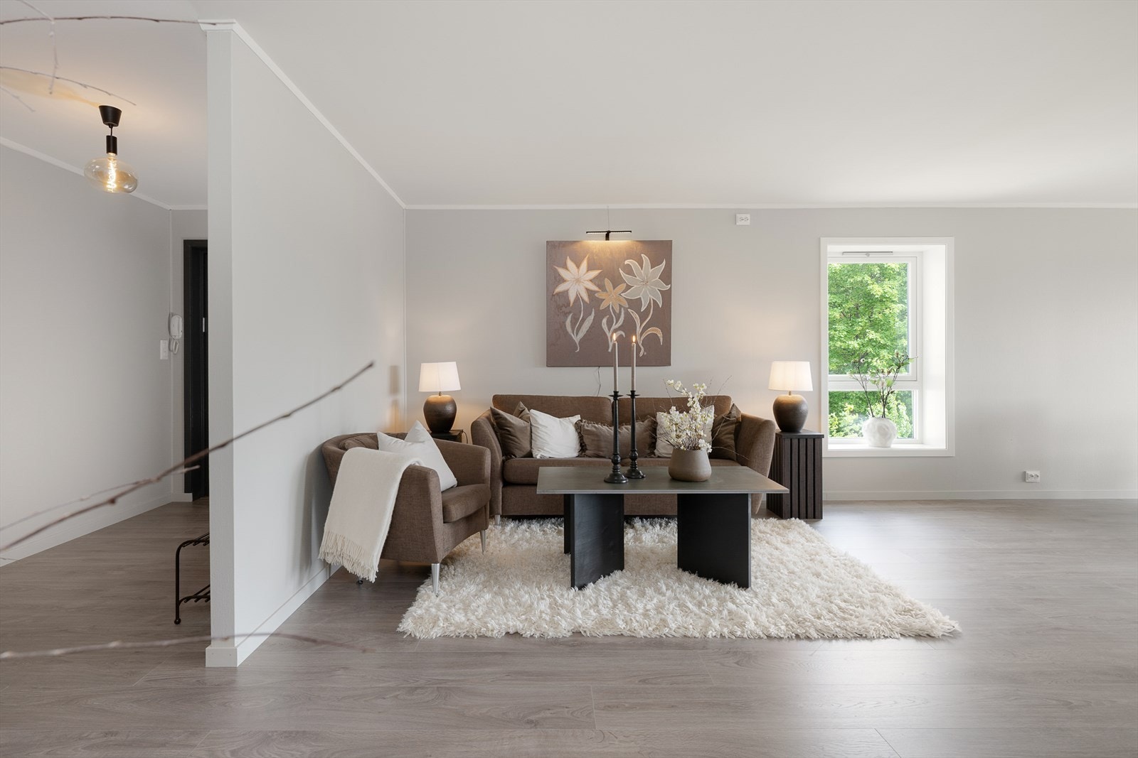 Praktisk dele mellom gang og stue/oppholdsrom med en halvvegg. Galleribilde