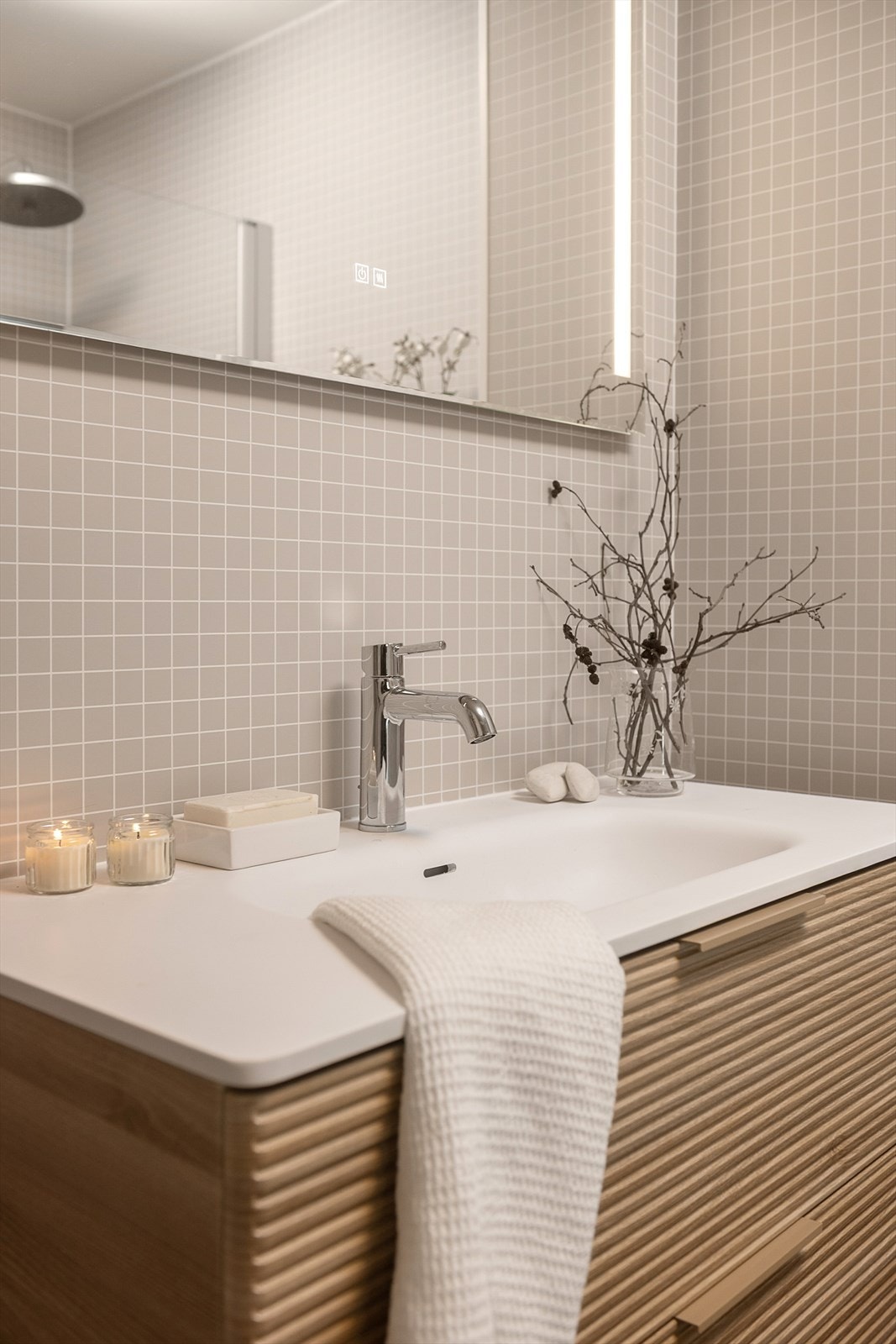 Servantinnredningen har skuffer for smart oppbevaring. Galleribilde