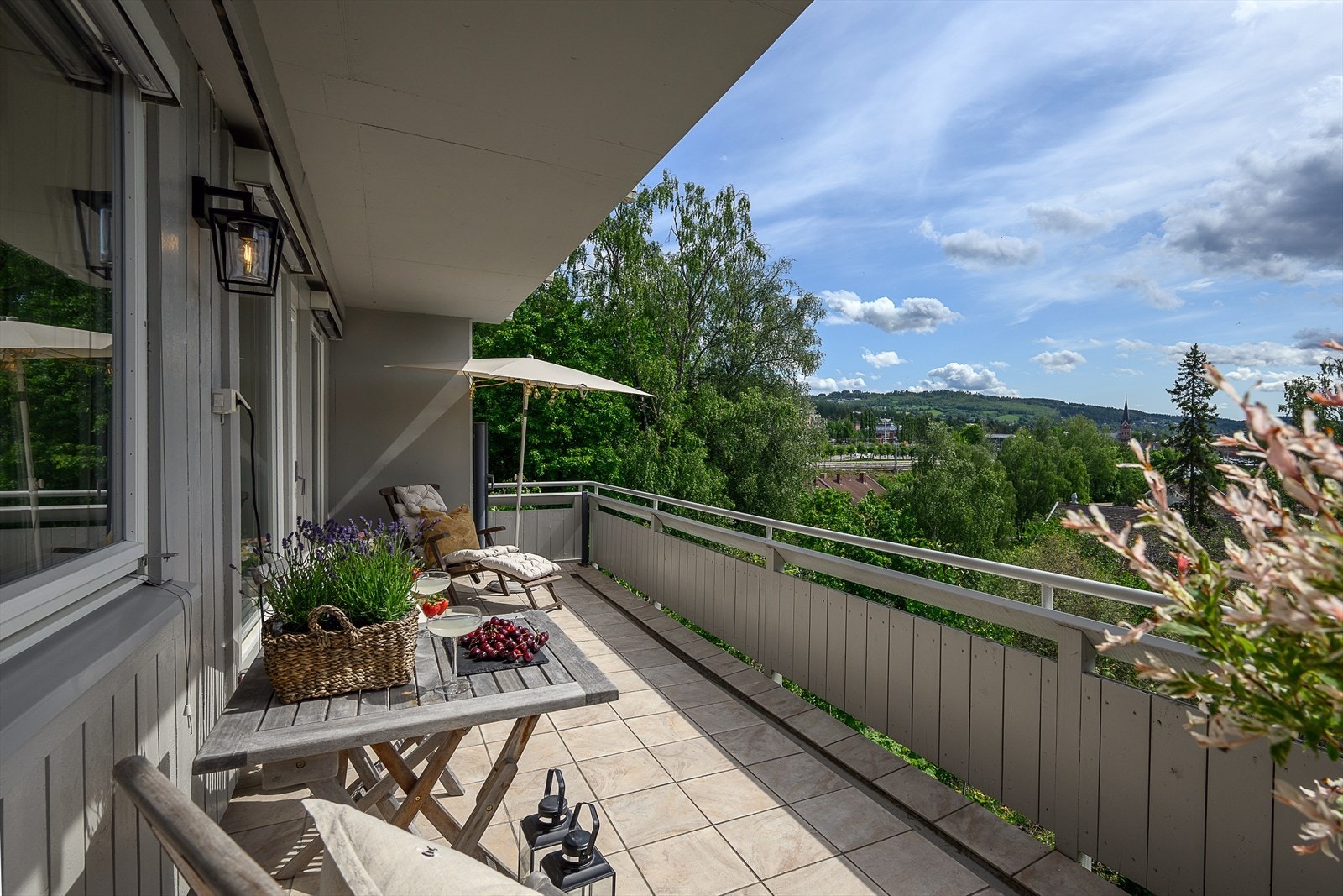 Utenfor stua er det en hyggelig terrasse der sola kan nytes hele dagen, sammen fin utsikt mot Mjøsa og sentrum av Lillehammer. Galleribilde