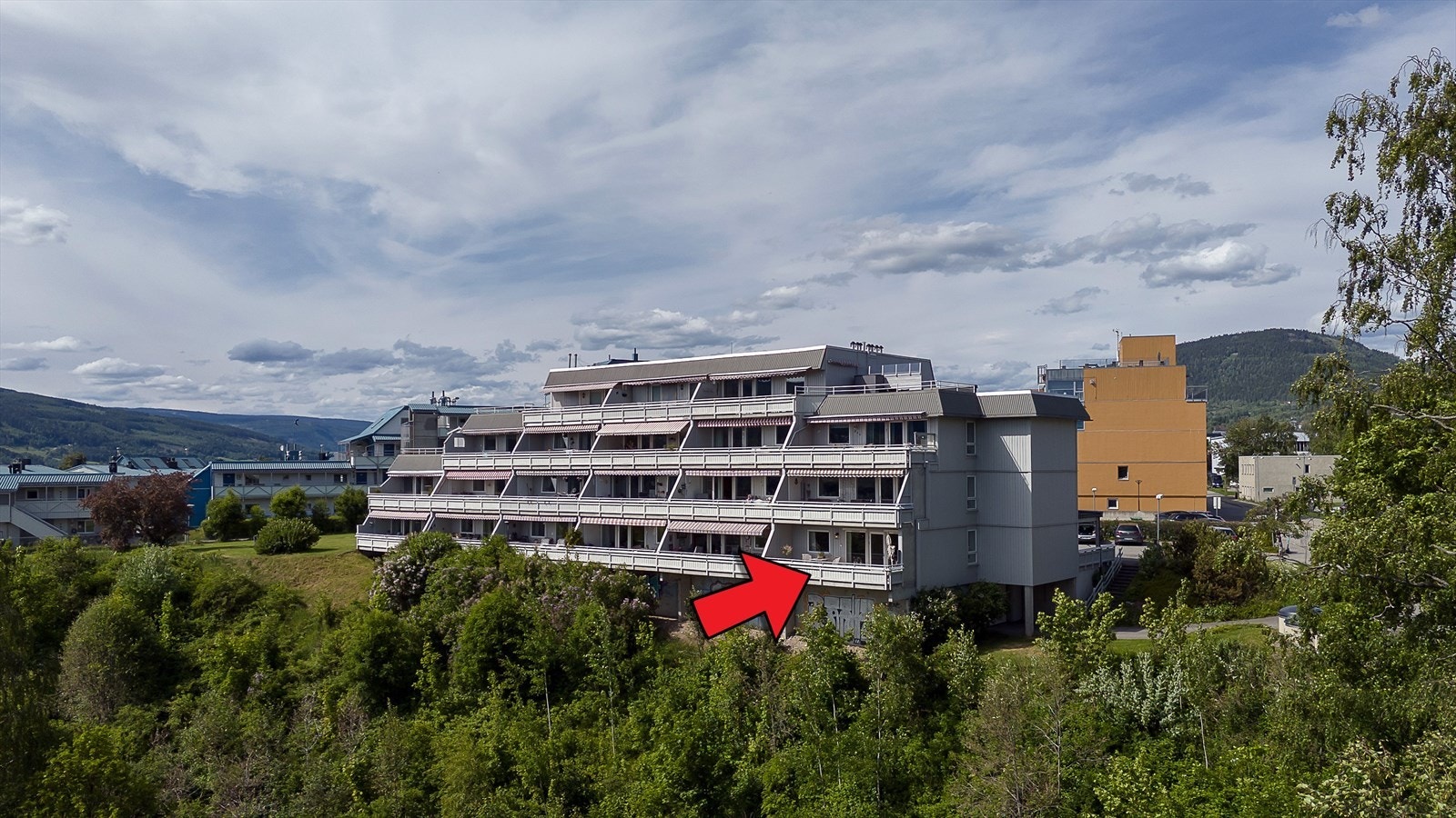 Leiligheten ligger i 1. etasje med trinnfri adkomst. Her har du kort gangavstand til alt du trenger. Parkering i garasjekjeller. Galleribilde