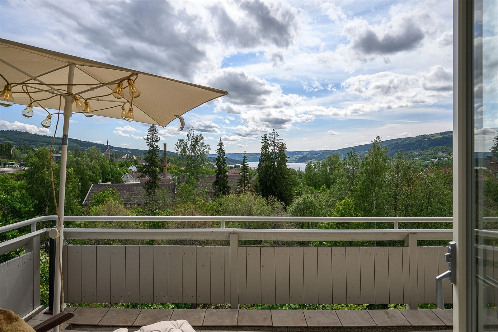 Flott Mjøsutsikt fra terrassen. Sameiet planlegger utskifting til glassrekkverk i løpet av 2025. Galleribilde