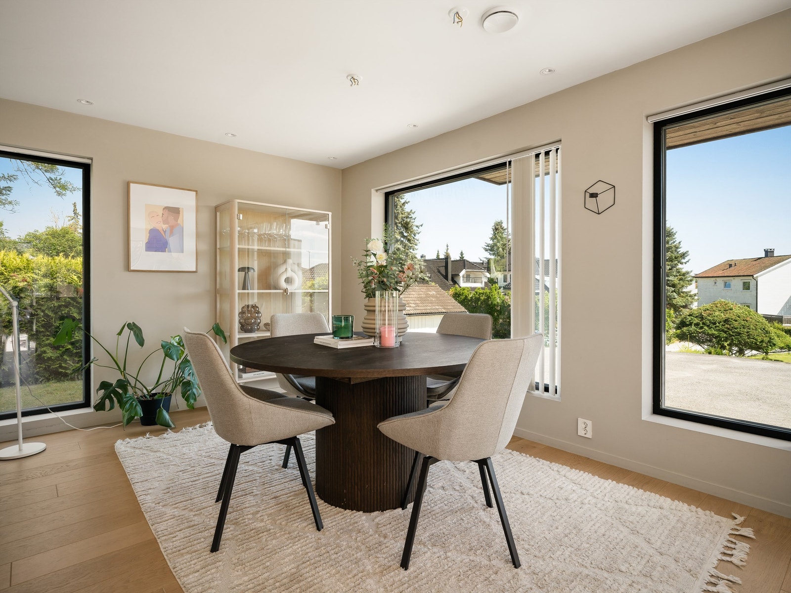 Spotter innfelt i himlingen lyssetter stuen effektfullt og kan dimmes til ønsket stemning. Galleribilde