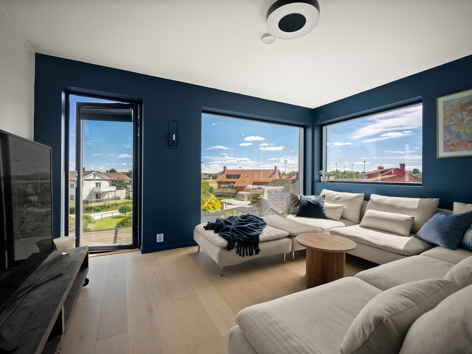 Stuen i andre etasje passer ypperlig som både lesekrok og TV-stue, ikke minst også som en helt egen avdeling for barna. Galleribilde