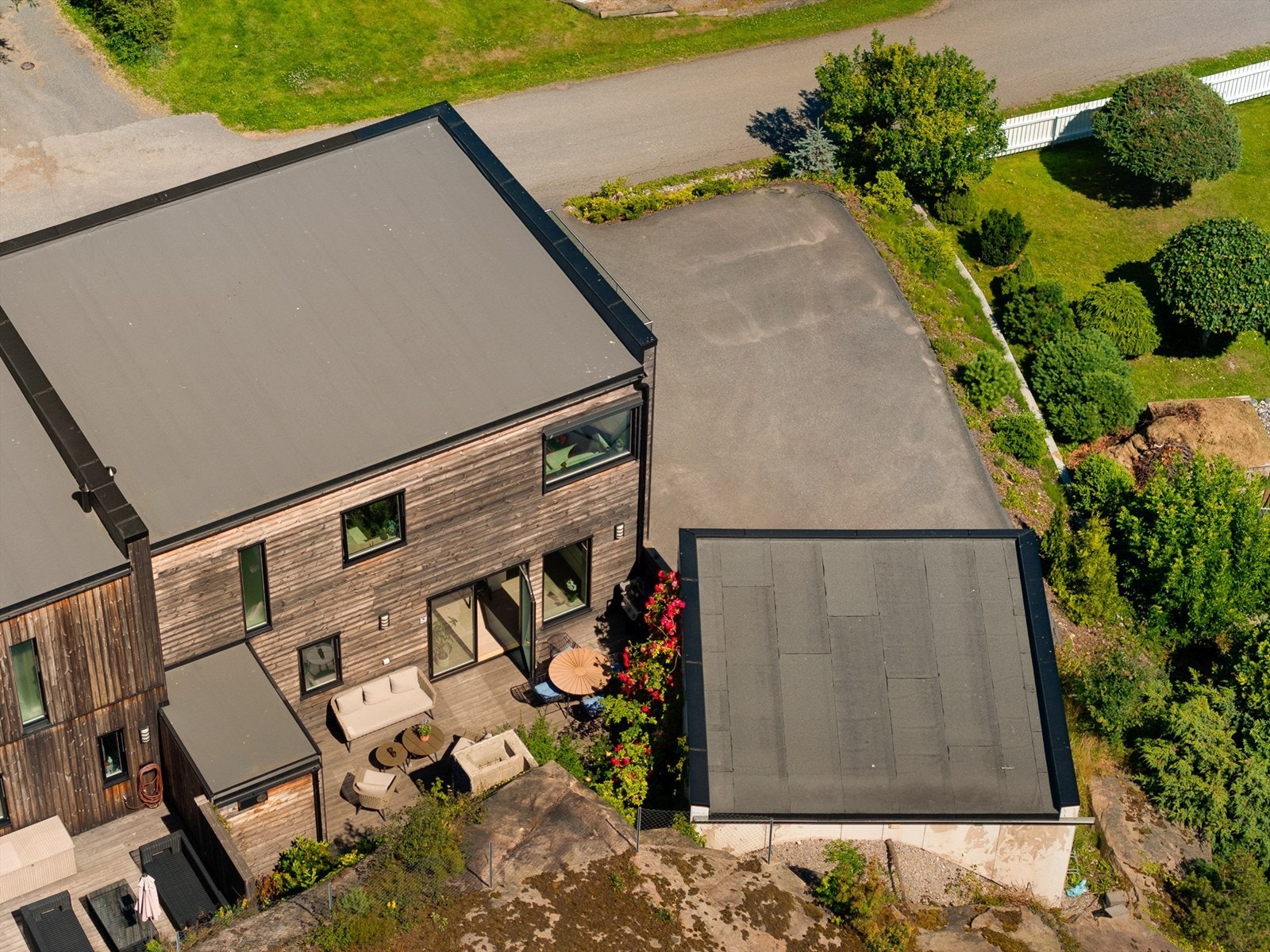 Boligen ble oppført i 2019 med moderne standard og en fasade som krever lite vedlikehold. Galleribilde