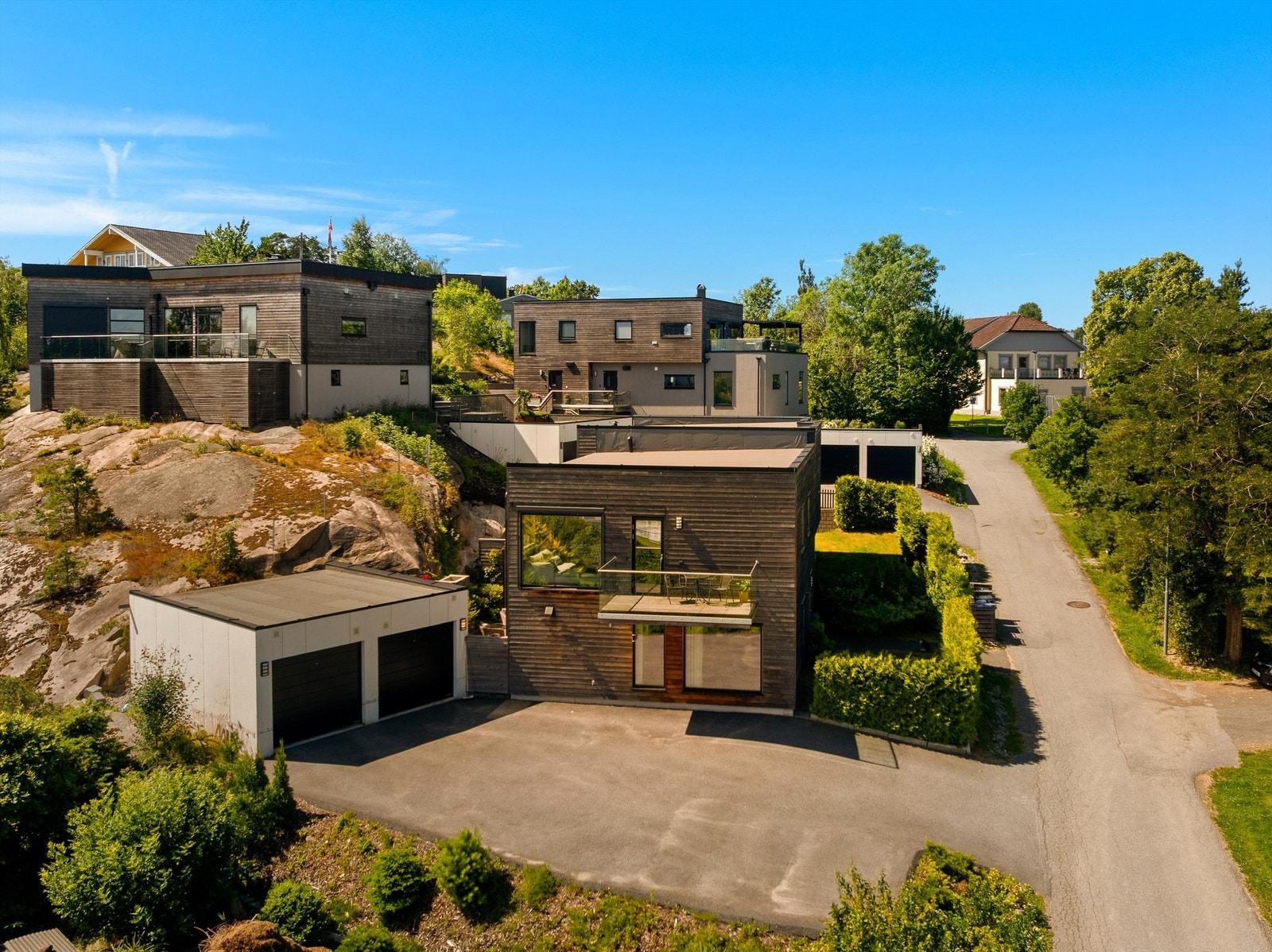 Halvdel av dobbelgarasje disponeres av boligen. Lader til EL-bil er montert i garasjen. Galleribilde