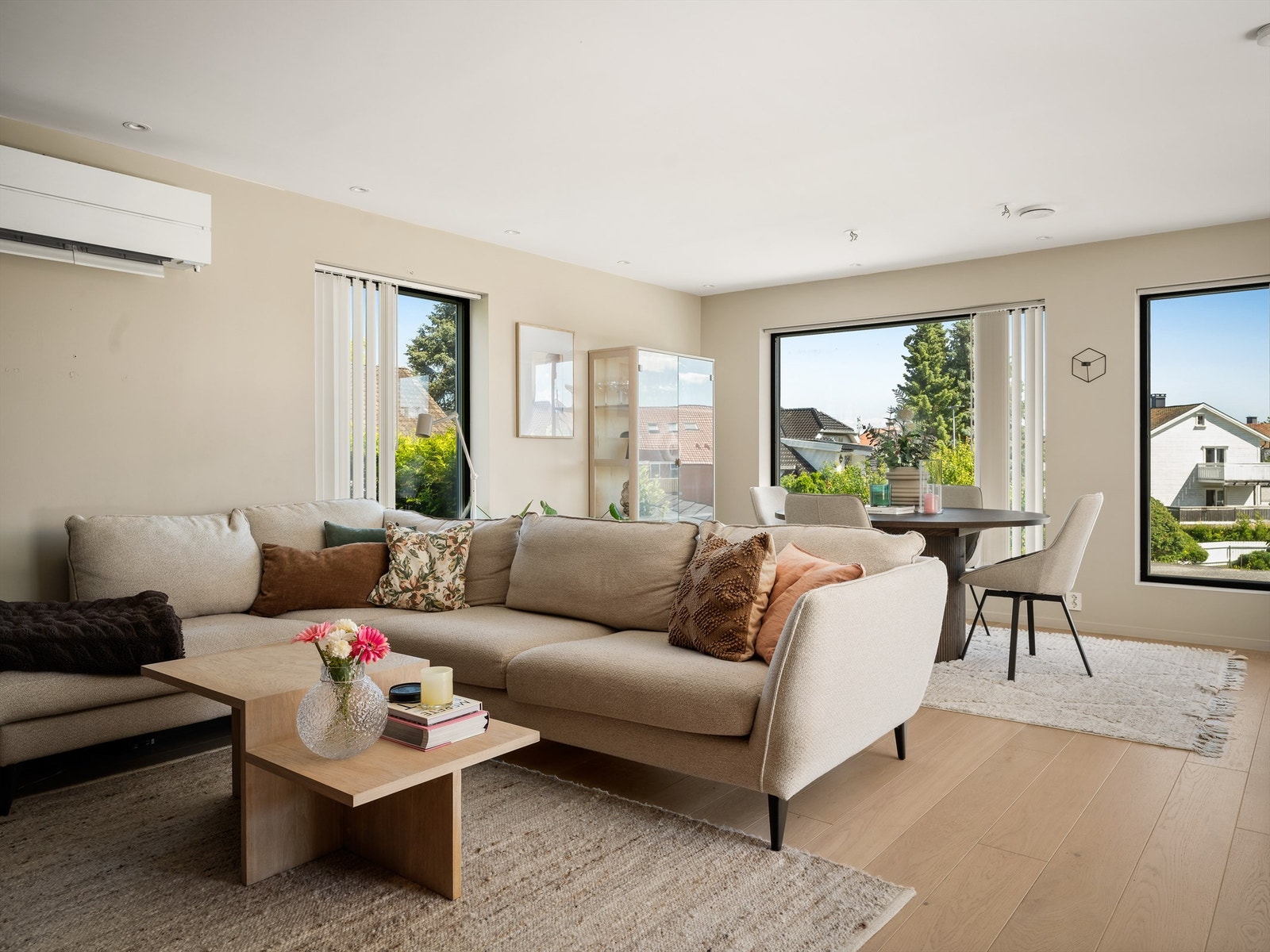 Boligens indre har et stilrent og moderne uttrykk fremmet av blant annet lyse parkettgulv og aktuelle farger. Galleribilde