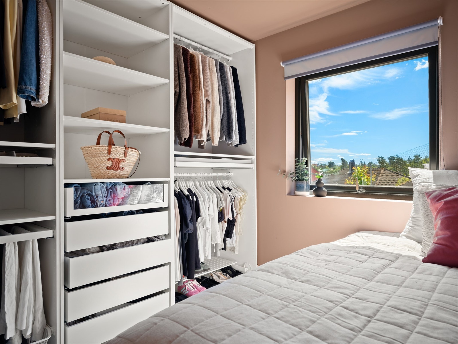 Dette soverommets garderobeløsning er i serien Pax fra IKEA og enkel å tilpasse egne preferanser. Galleribilde