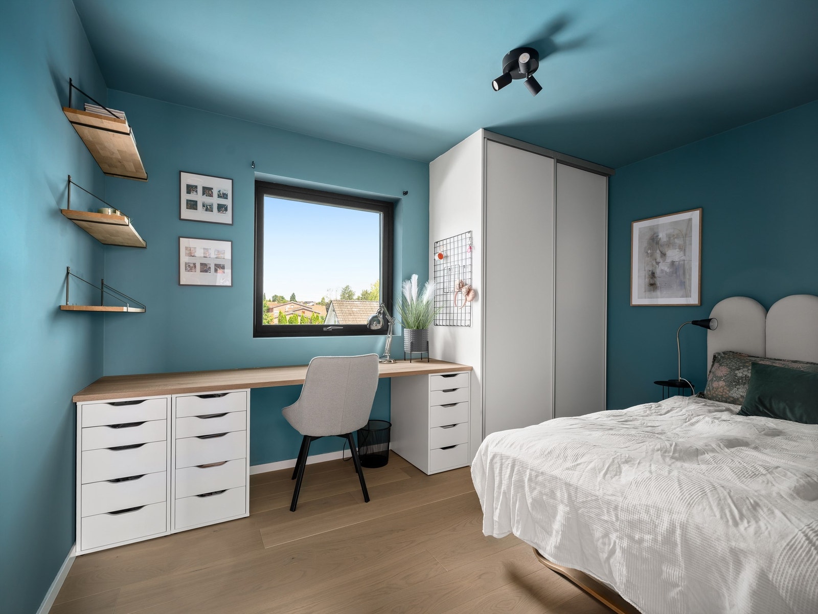 Tre soverom på én flate er spesielt gunstig for småbarnsfamilien. Alle er av gode størrelser. Galleribilde