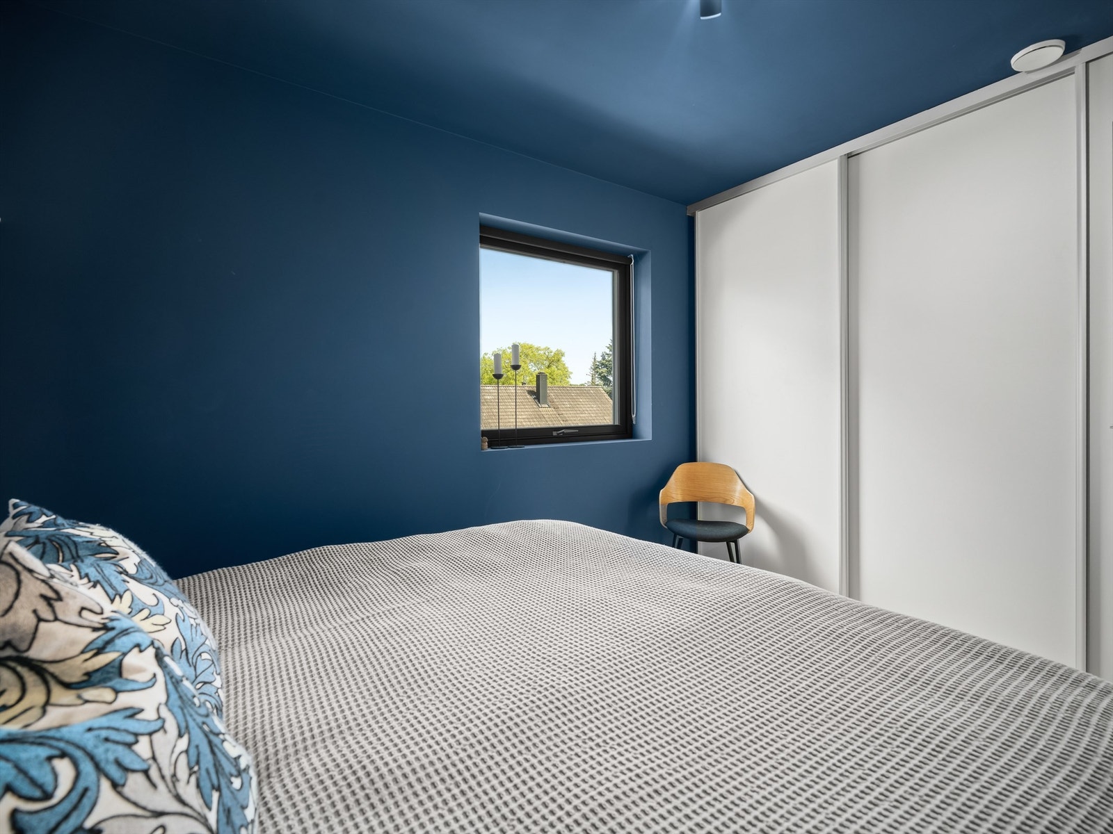 Smarte garderobeløsninger inngår i alle soverom, i hovedsoverommet en nesten tre meter bred skyvedørsgarderobe. Galleribilde