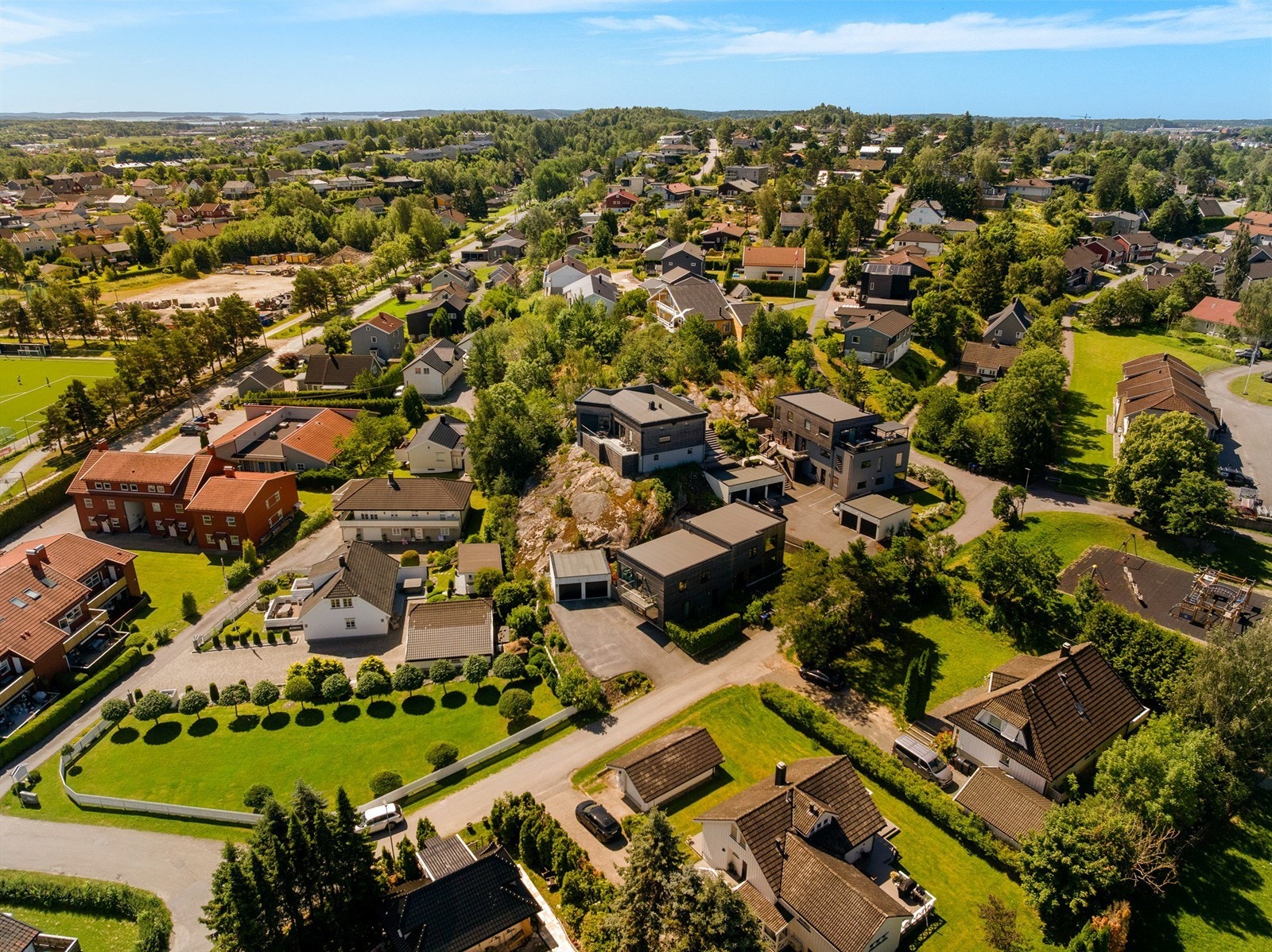Den unge bebyggelsen i Søren Klæboes vei 17 utgjør et moderne innslag i det ellers veletablerte nabolaget. Galleribilde
