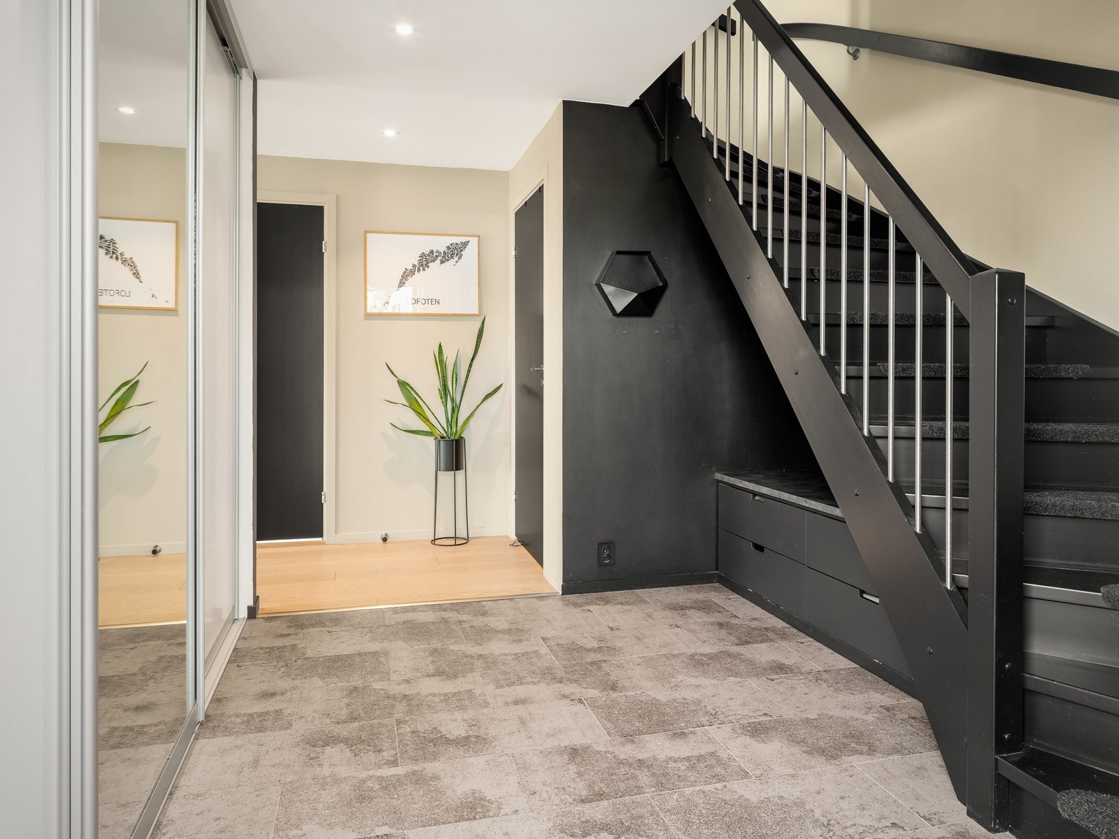 Entreen har både gulvvarme, gulvfliser og en over tre meter bred skyvedørsgarderobe til yttertøy og sko. Galleribilde