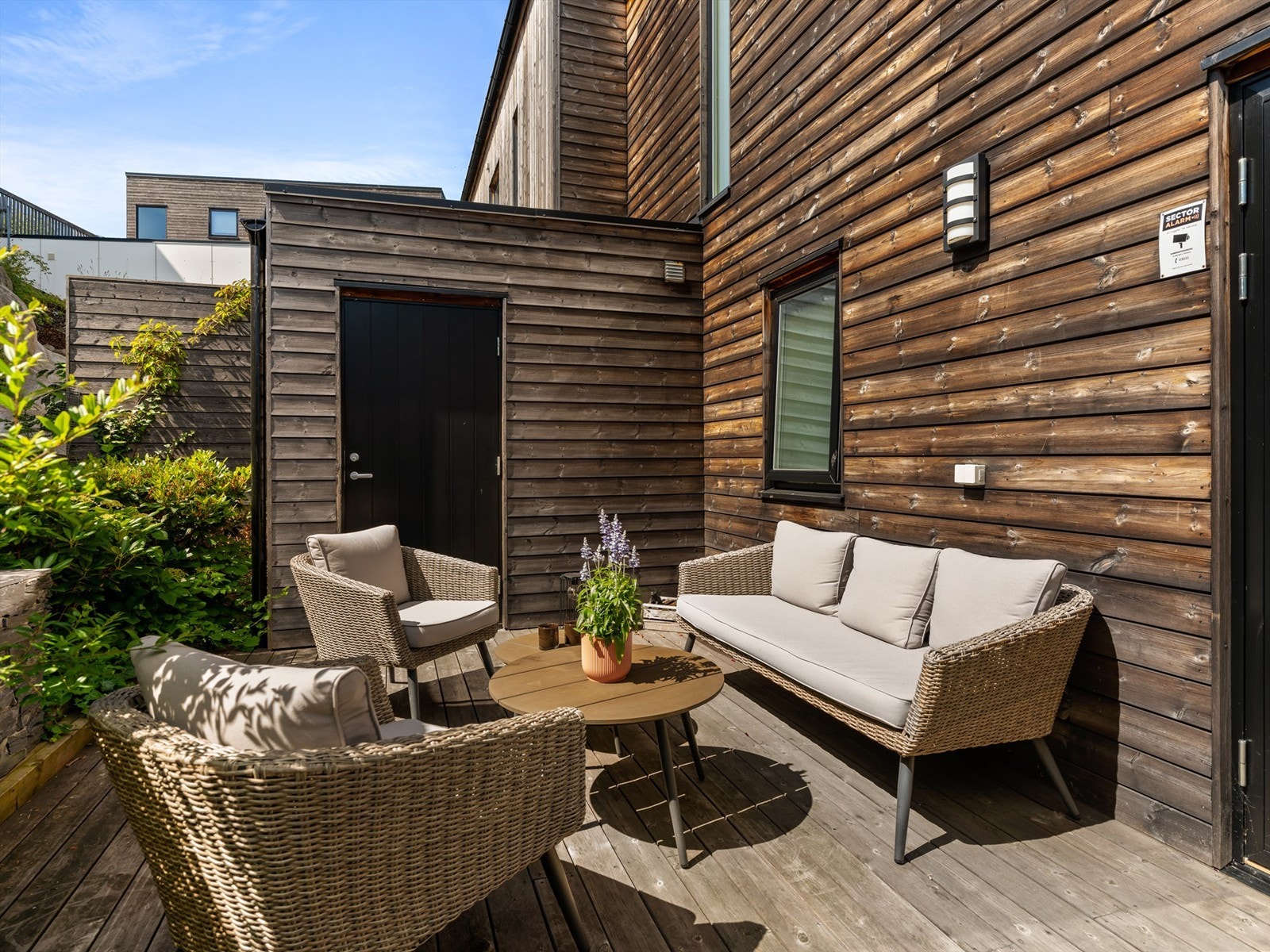 Fine utearealer på tre av fire sider i form av terrasse, balkong og hage gir tilgang til solen dagen gjennom. Galleribilde