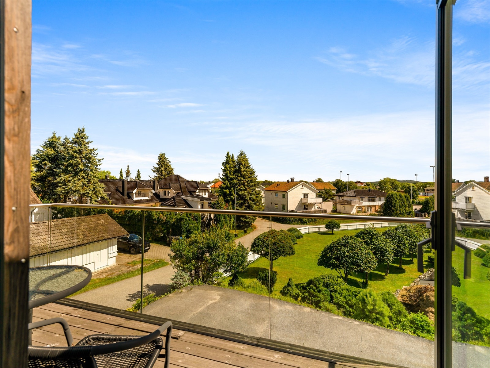 Balkong på ca. 6 kvm. er tilknyttet stuen i andre etasje, innrammet av delikat rekkverk i stolpefritt glass. Galleribilde