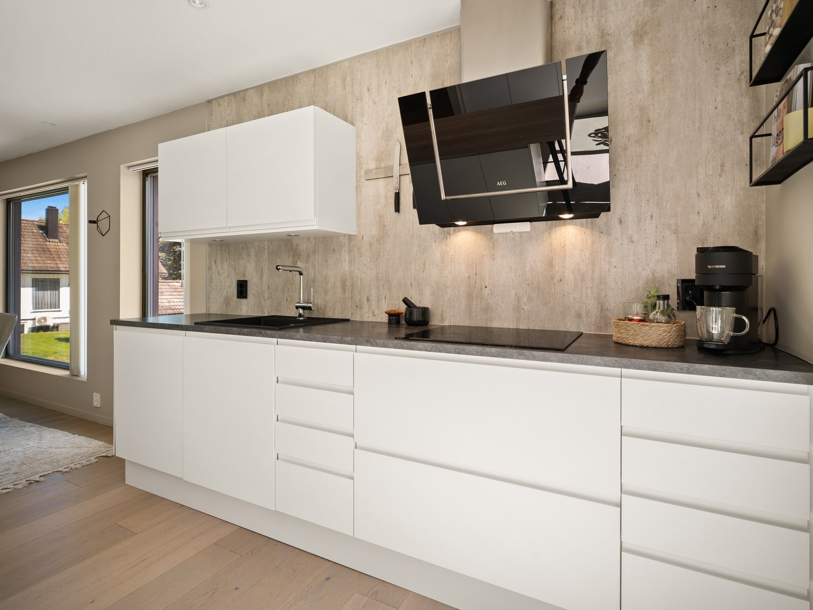 Vask og kokesone er praktisk plassert side om side - omgitt av arbeids- og avlastningsflater. Galleribilde