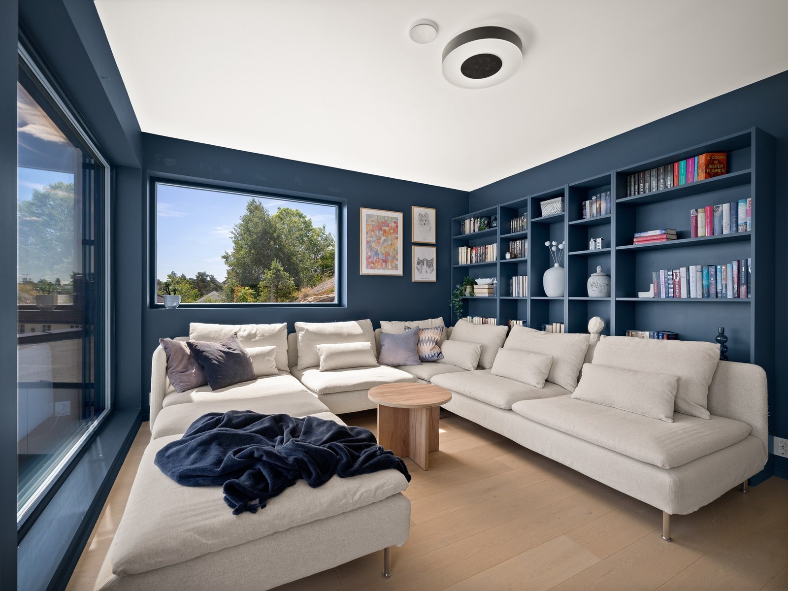 Store vinduer gir både utsyn og gode lysforhold i stuen. Galleribilde