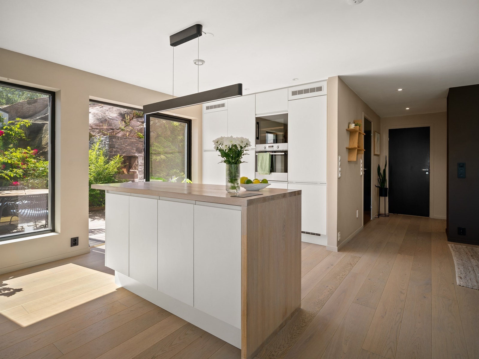 Kjøkkenet er godt utrustet med hensyn til hvitevarer, helt kjøleskap og helt fryseskap inkludert. Galleribilde