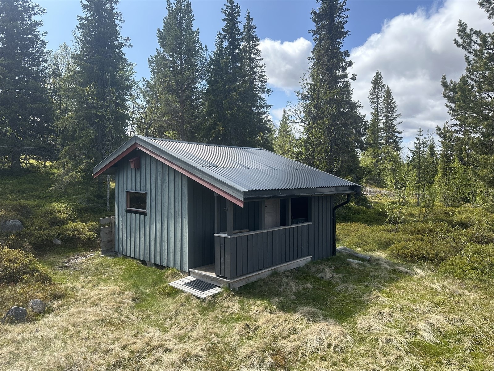 Uthus med bod og utedo Galleribilde