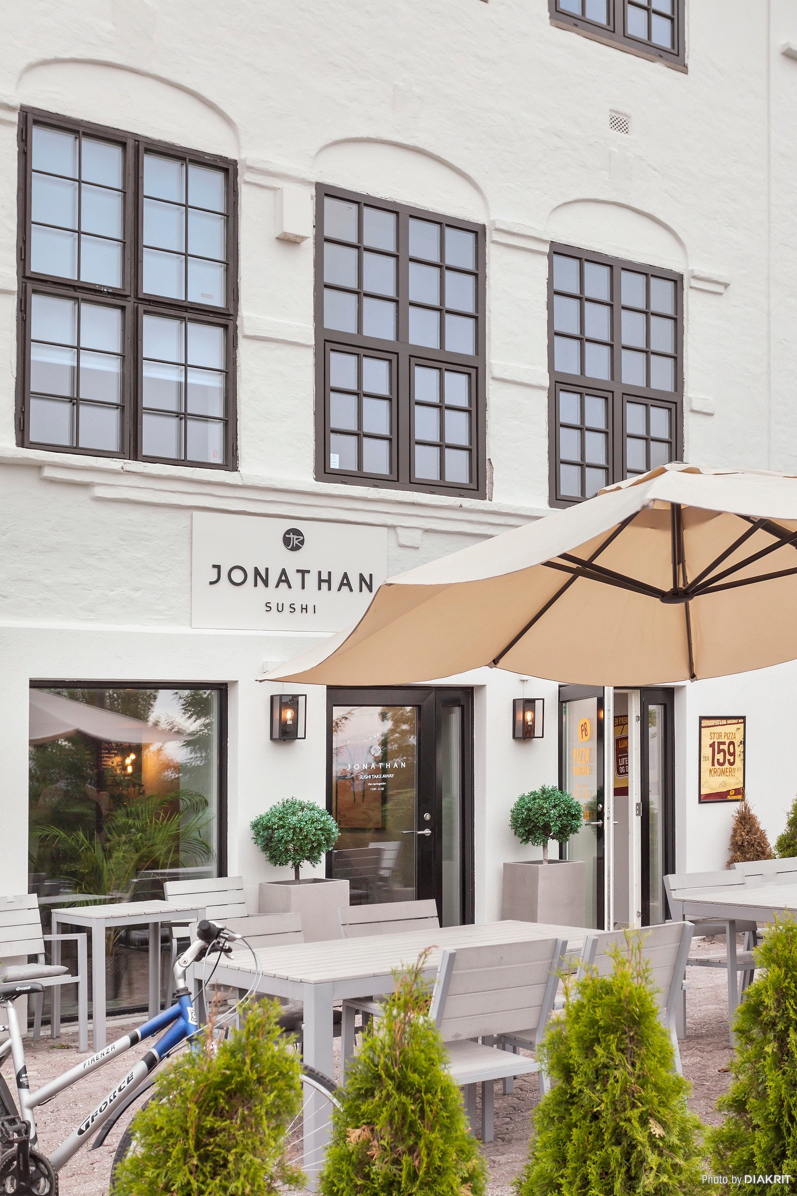 Beliggenheten er super, med kort gangavstand til Stabekk sentrum, som tilbyr et variert utvalg av dagligvarebutikker, bakeri, restauranter og ulike forretninger. Galleribilde