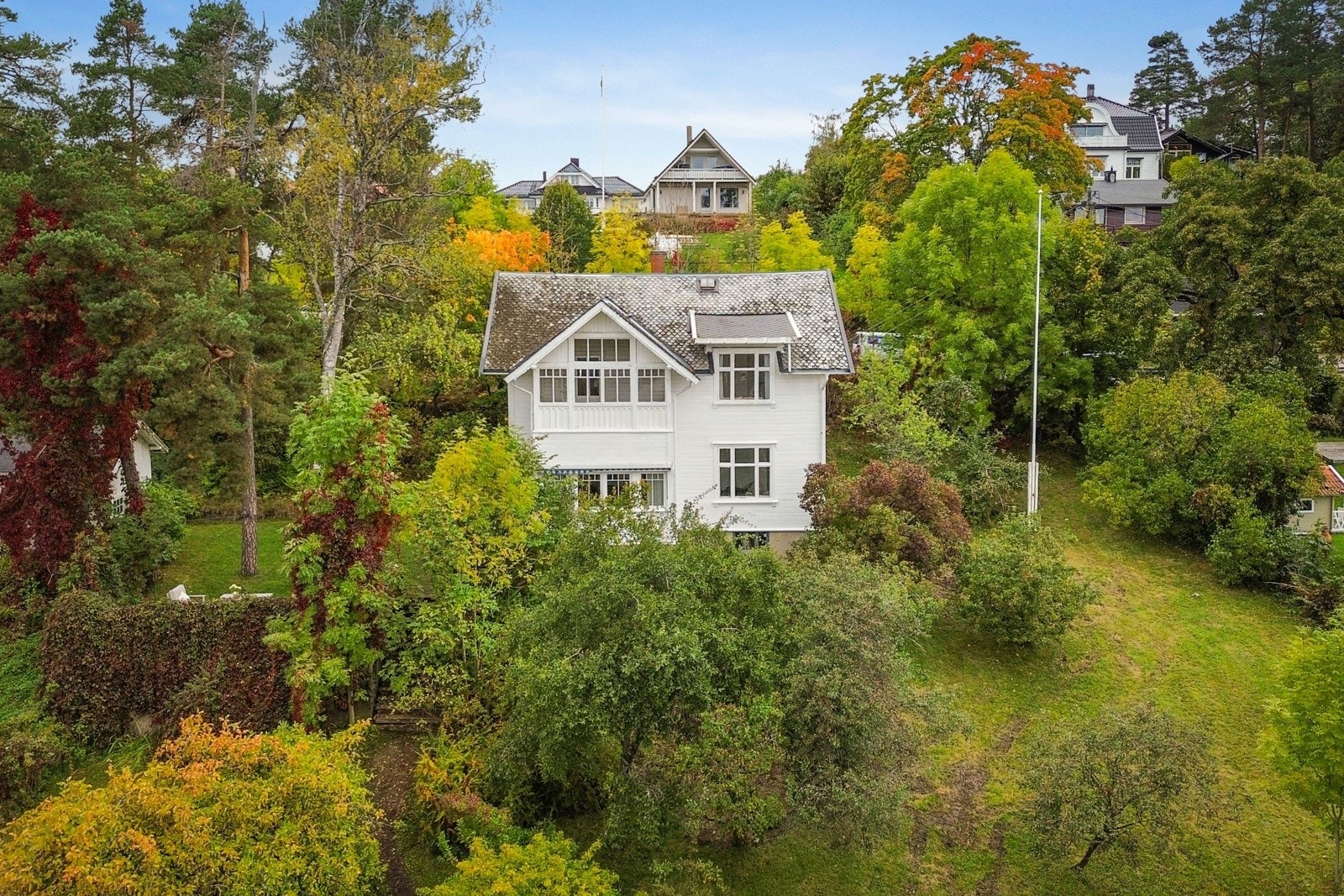 Den klassiske eiendommen "Rudheim" er en unik mulighet for deg som drømmer om å bo i et hus med sjel! Denne sjarmerende Jugendvillaen fra 1914 har mange muligheter. Galleribilde
