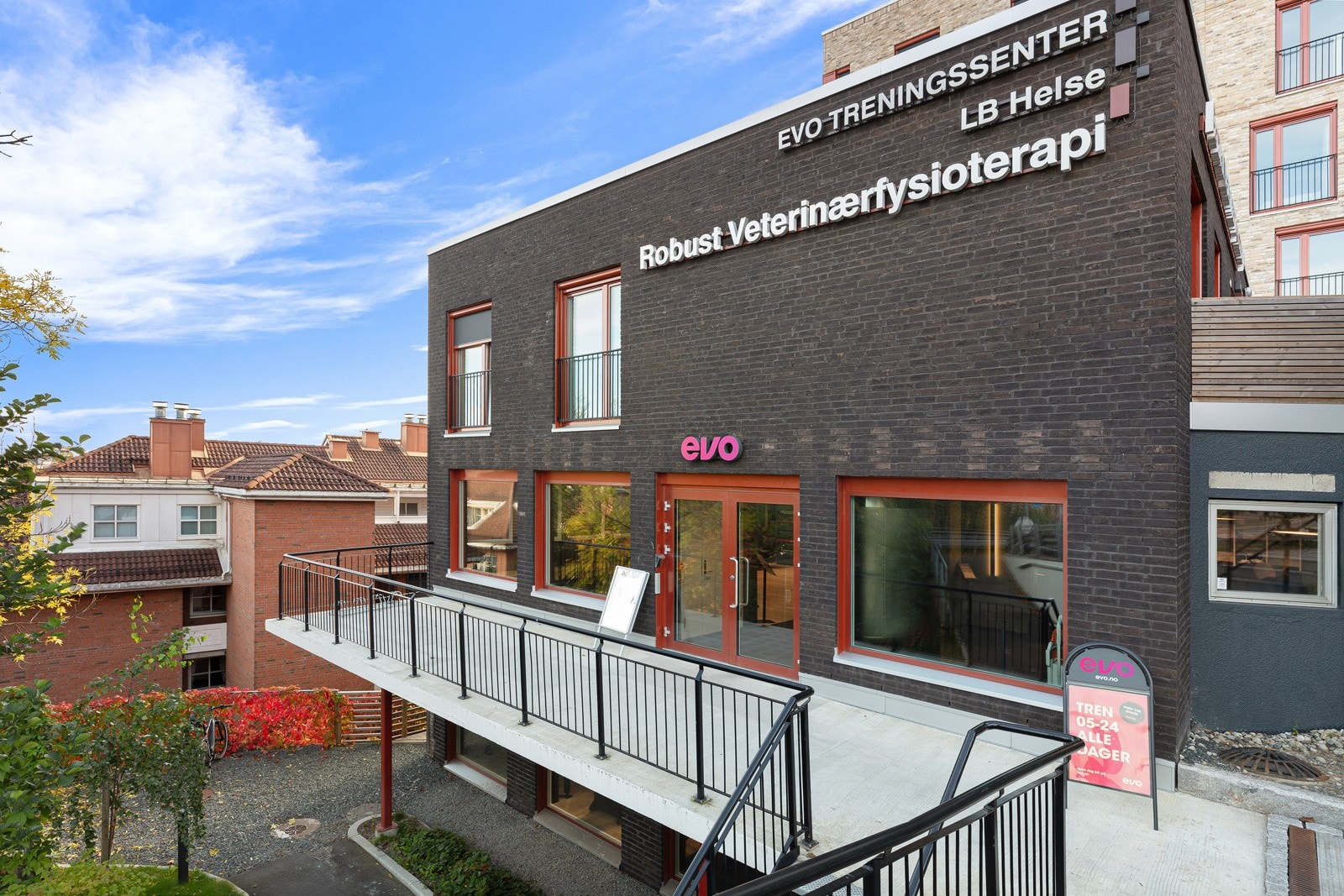 Beliggenheten er super, med kort gangavstand til Stabekk sentrum, som tilbyr et variert utvalg av dagligvarebutikker, bakeri, restauranter og ulike forretninger. Galleribilde