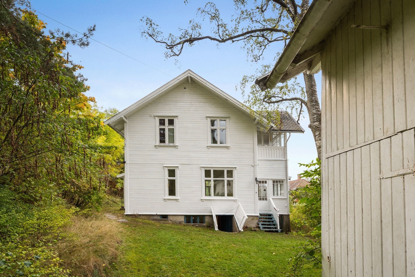 Den klassiske eiendommen "Rudheim" er en unik mulighet for deg som drømmer om å bo i et hus med sjel! Denne sjarmerende Jugendvillaen fra 1914 har mange muligheter. Galleribilde