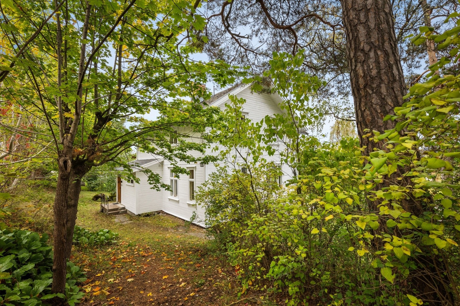 Den klassiske eiendommen "Rudheim" er en unik mulighet for deg som drømmer om å bo i et hus med sjel! Denne sjarmerende Jugendvillaen fra 1914 har mange muligheter. Galleribilde
