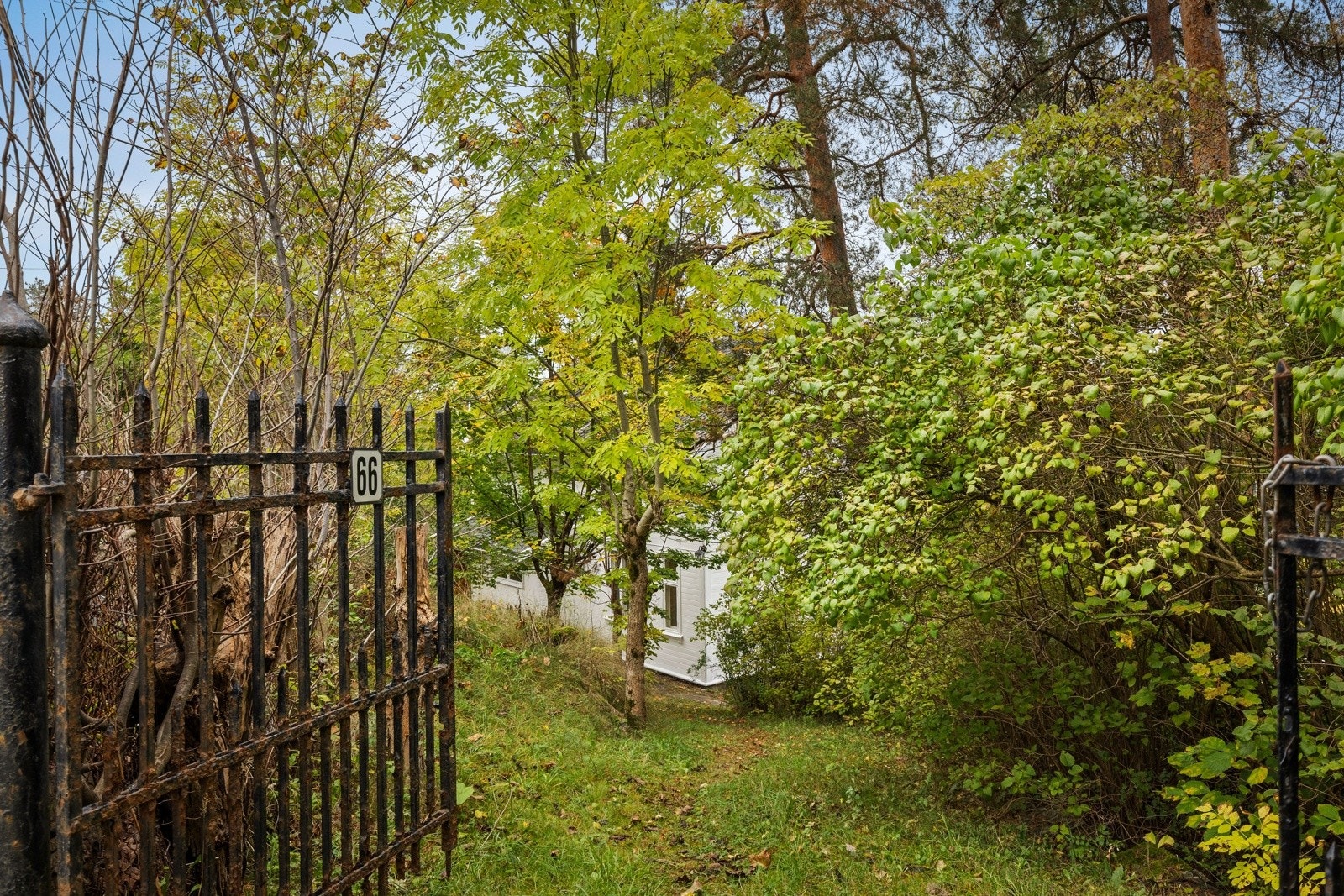 Den klassiske eiendommen "Rudheim" er en unik mulighet for deg som drømmer om å bo i et hus med sjel! Denne sjarmerende Jugendvillaen fra 1914 har mange muligheter. Galleribilde