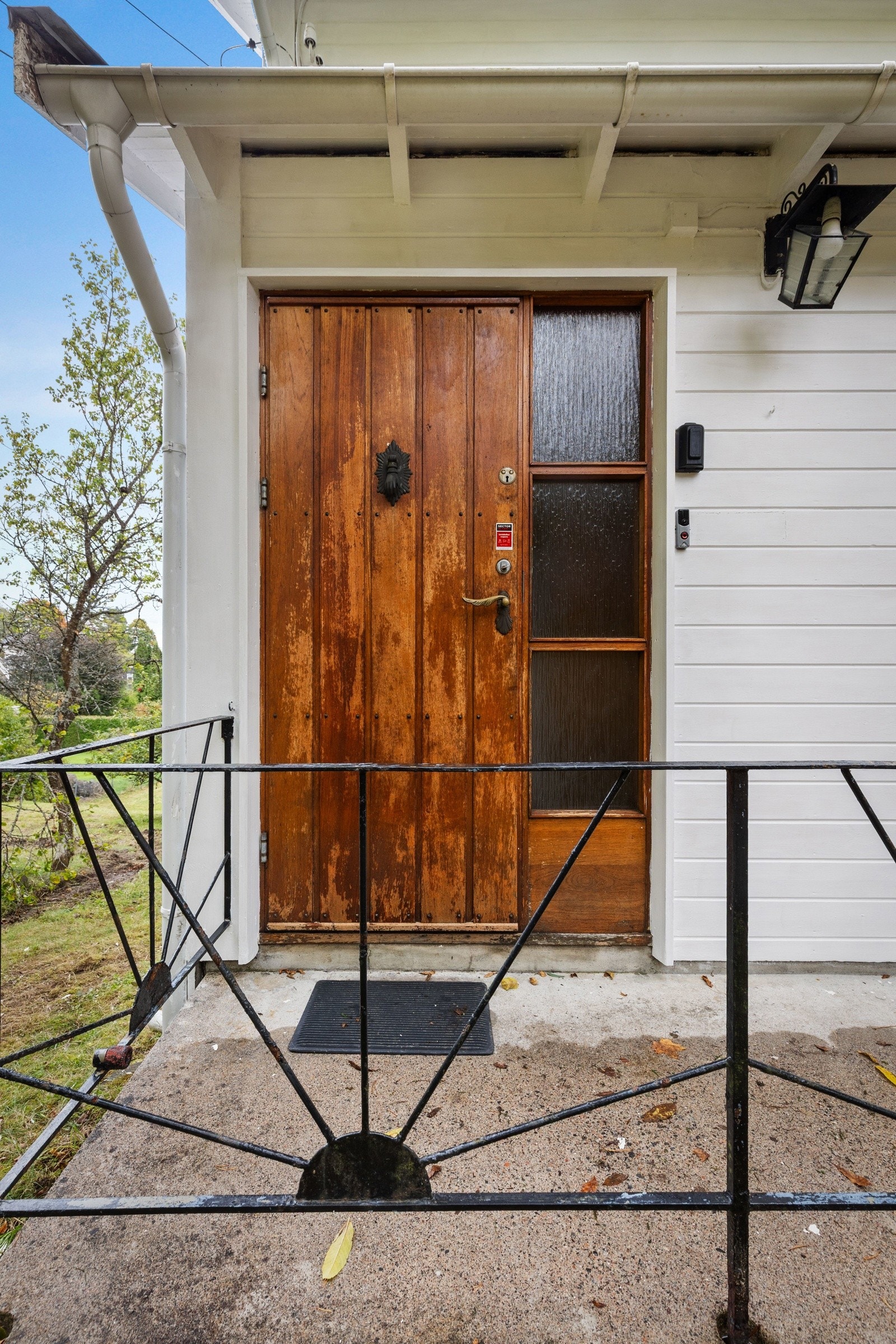 Den klassiske eiendommen "Rudheim" er en unik mulighet for deg som drømmer om å bo i et hus med sjel! Denne sjarmerende Jugendvillaen fra 1914 har mange muligheter. Galleribilde