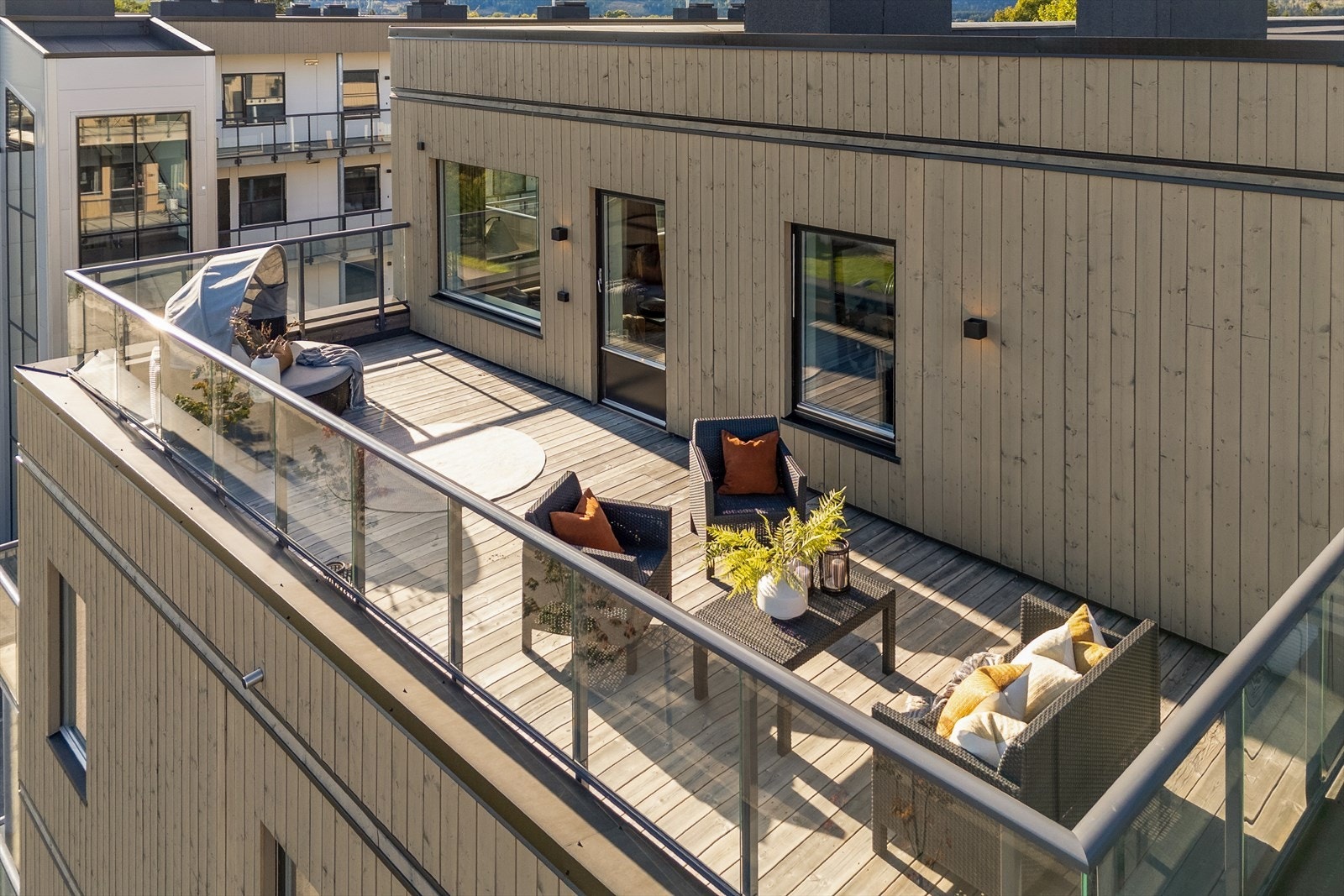 Her er det god plass til ulike sittegrupper. Galleribilde