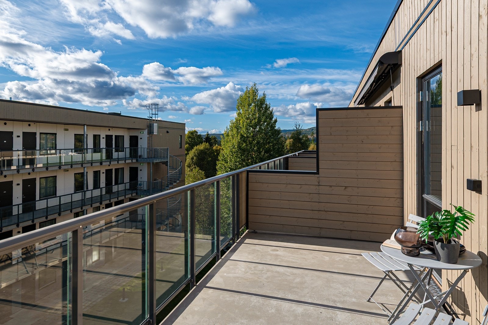 Solrik balkong med god plass til utemøbler. Galleribilde