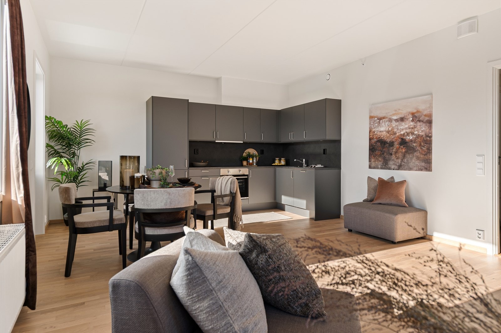 Allrommet byr på flere møbleringsmuligheter - med plass til både spisegruppe og sofakrok. Galleribilde