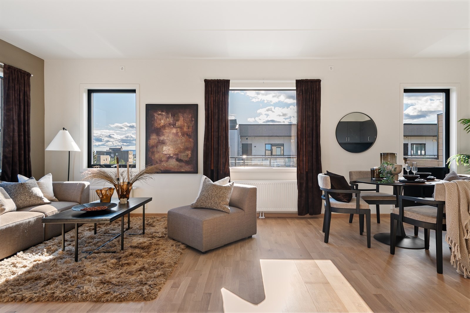 Åpen kjøkken/stueløsning med store vindusflater. Galleribilde