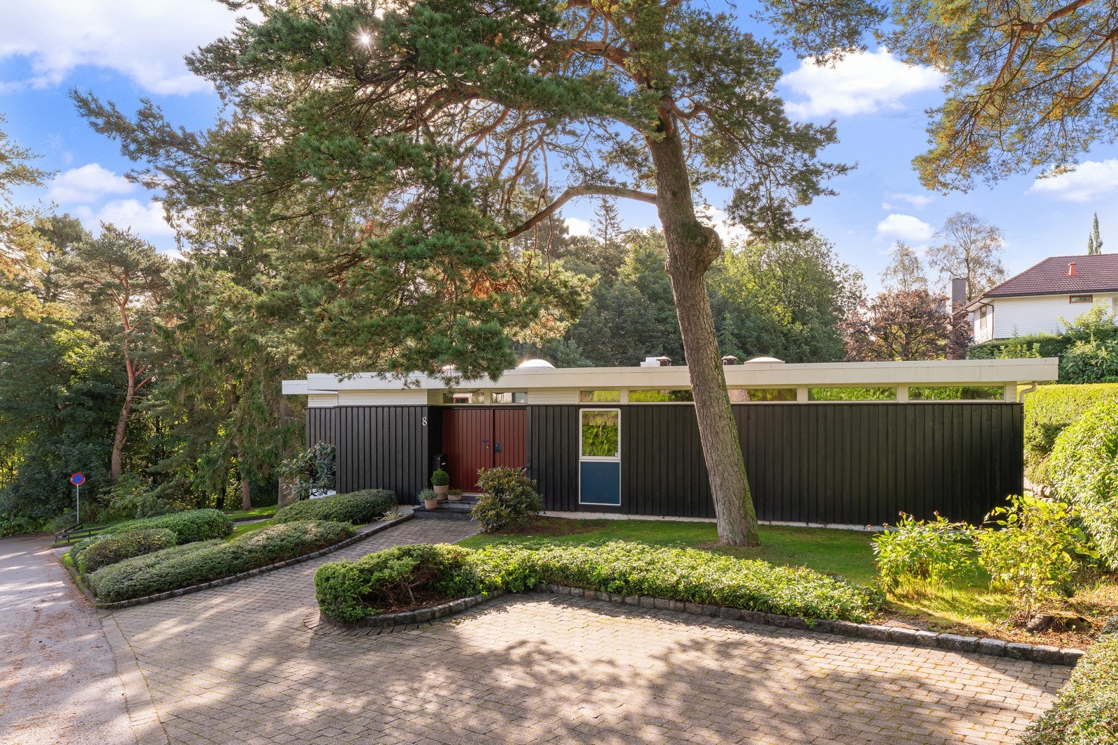 Godt med biloppstillingsplasser også ved hovedinngangspartiet til boligen. Galleribilde