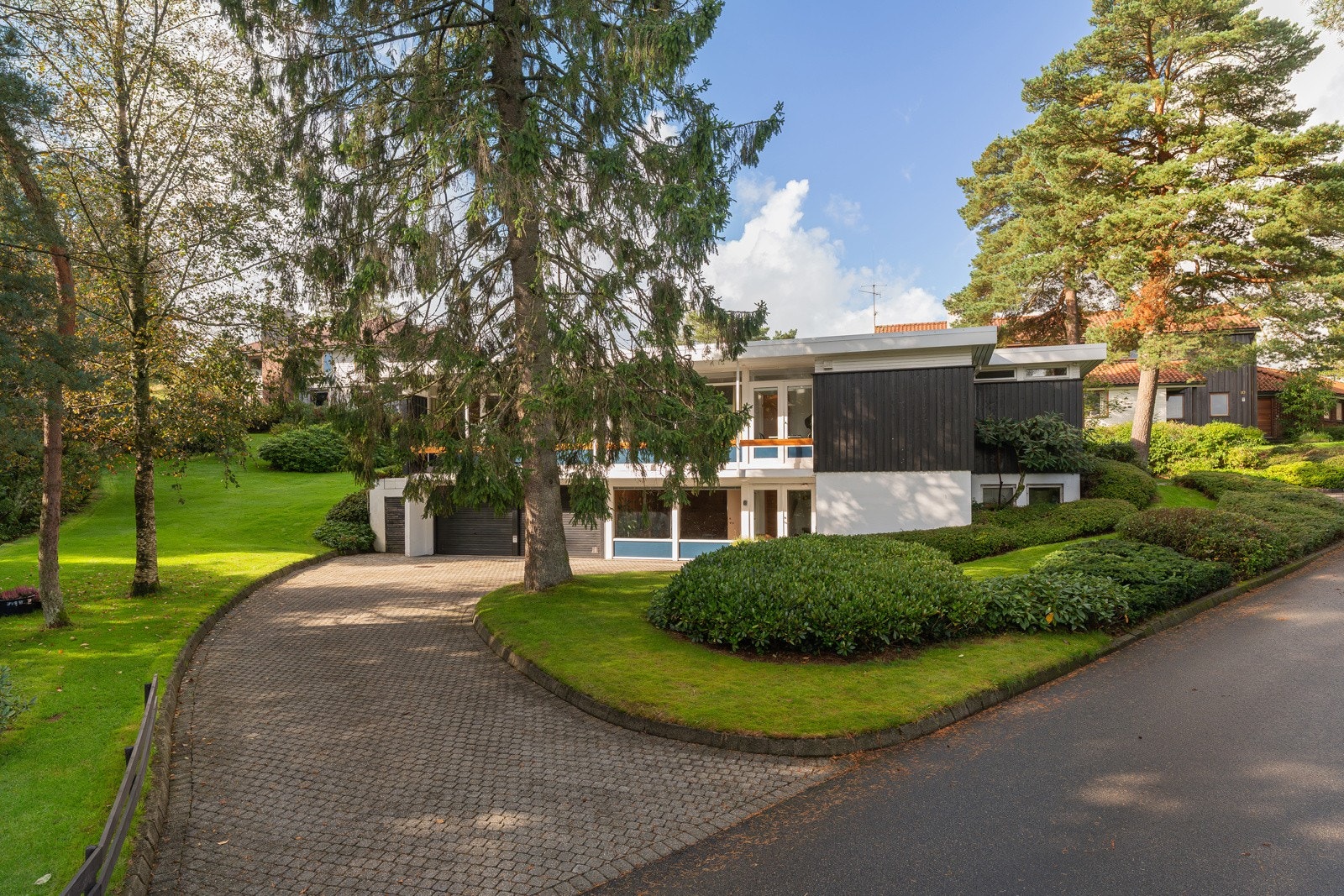 PROAKTIV - Skogsbakken - Funksjonalistisk villa tegnet av Tonning & Øglænd - 280 m2 BRA over 2 plan - 1476 m2 parkmessig tomt Galleribilde