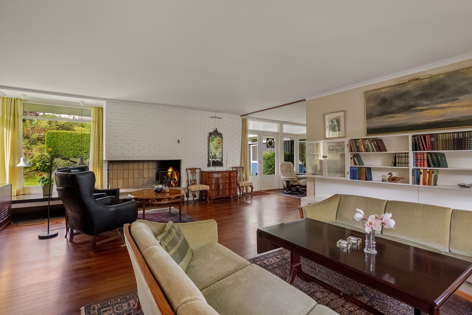 Fra stuen er det utgang til den herlige og usjenerte uteplassen med gode solforhold tidlig formiddag til kveld. En sentralt plassert og herlig peis for koselige vinterkvelder. Galleribilde