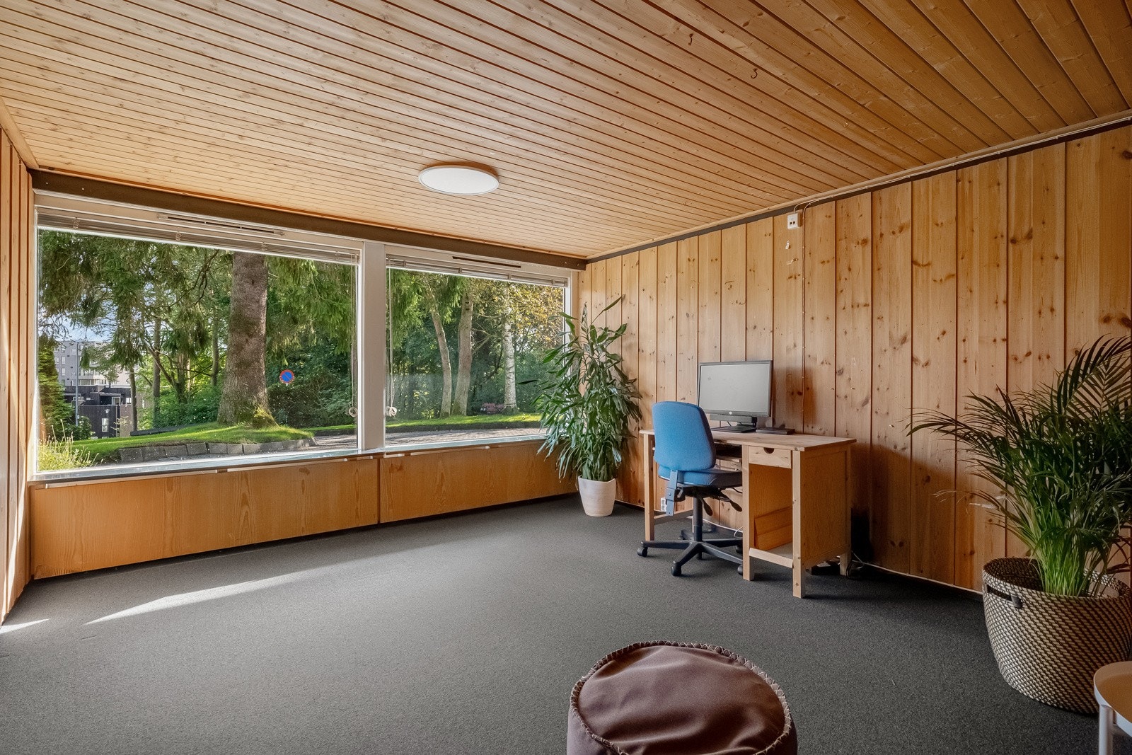 Etasjen representerer et stort potensial alt etter hva en kjøper måtte ha av behov - og det er en stor fordel at store deler av etasjen ligger over bakkenivå som en fullverdig etasje. Galleribilde