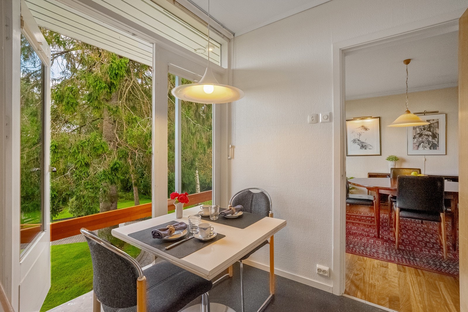 Ved siden av stuedelene har man et romslig kjøkken med god skap- og benkplass. Her er det også plass til familiens spisebord, og det er også her en herlig utsikt utover omgivelsene. Galleribilde