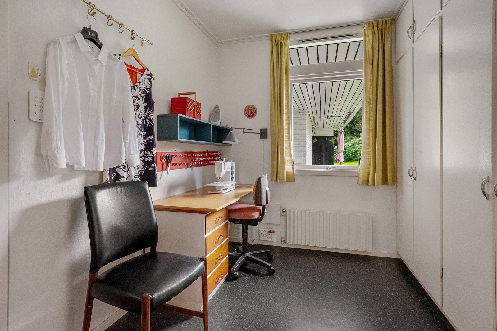 Praktisk sy- og strykerom. Kan gjøres om til soverom hvis ønskelig Galleribilde