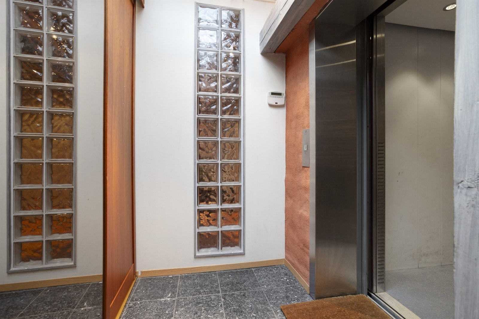 I forbindelse med inngangspartiet er det etablert en praktisk skyvedørsgarderobe. Galleribilde