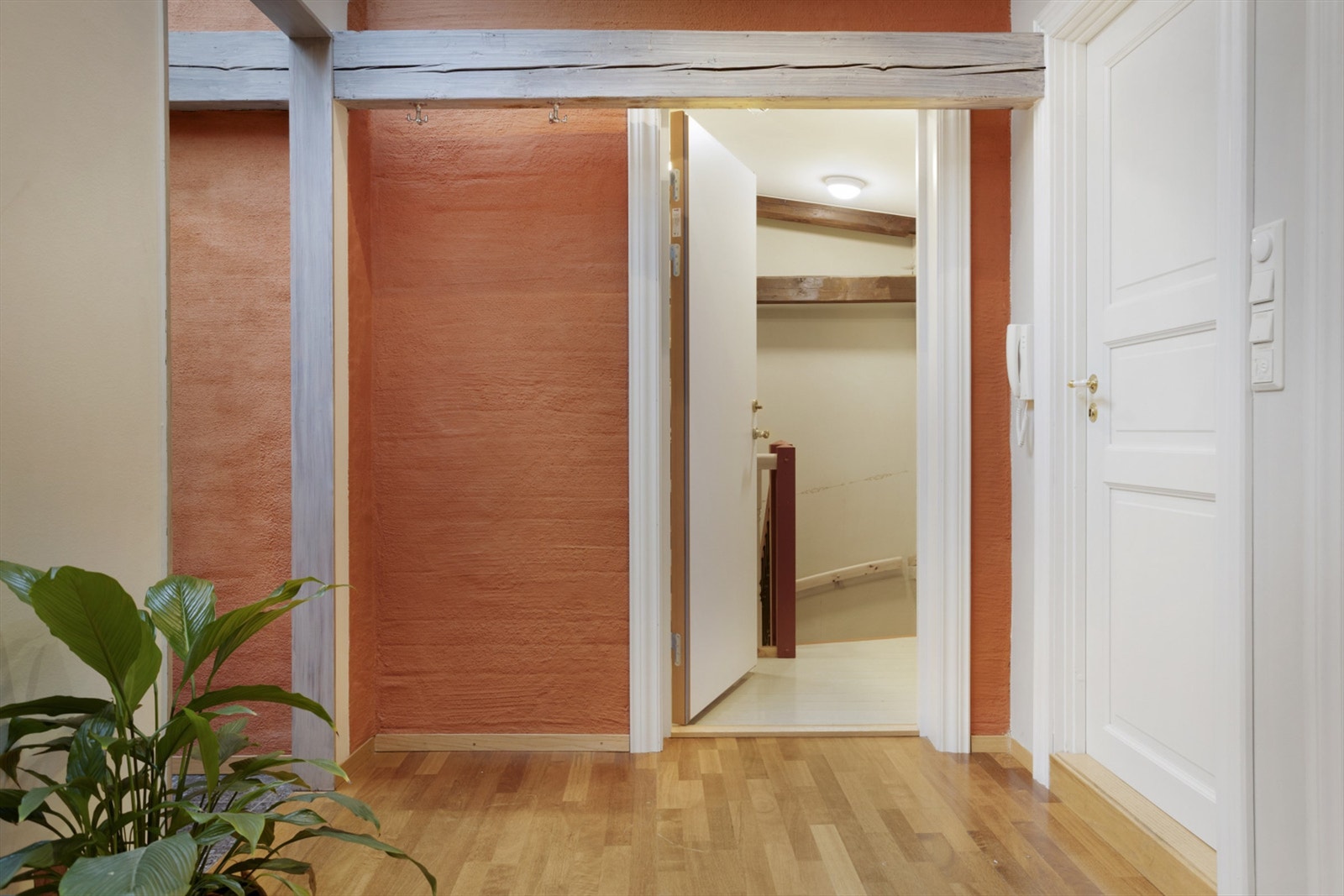 Videre disponerer leiligheten en bod på 15 kvm i felles kjeller med ytterligere lagringsmuligheter. Galleribilde