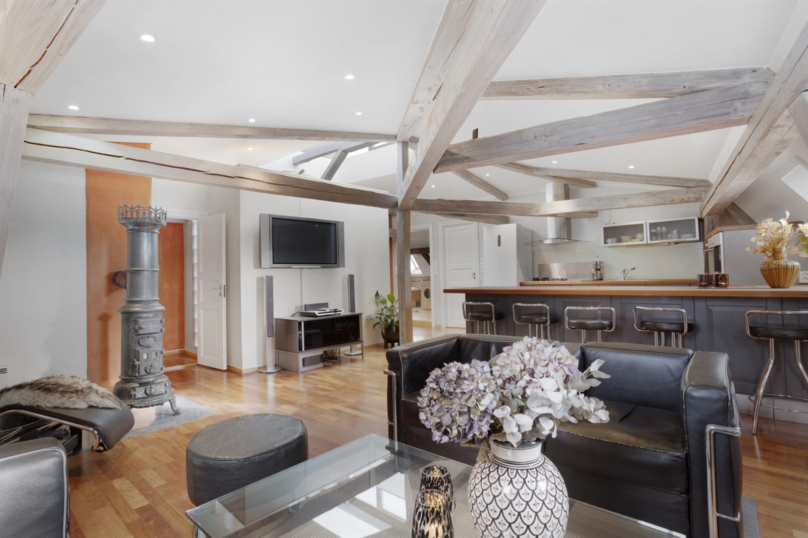 Stuen er lett å møblere med de flere sonene i rommet. Leiligheten er oppvarmet med peisovn i stuen og elektrisitet. Galleribilde