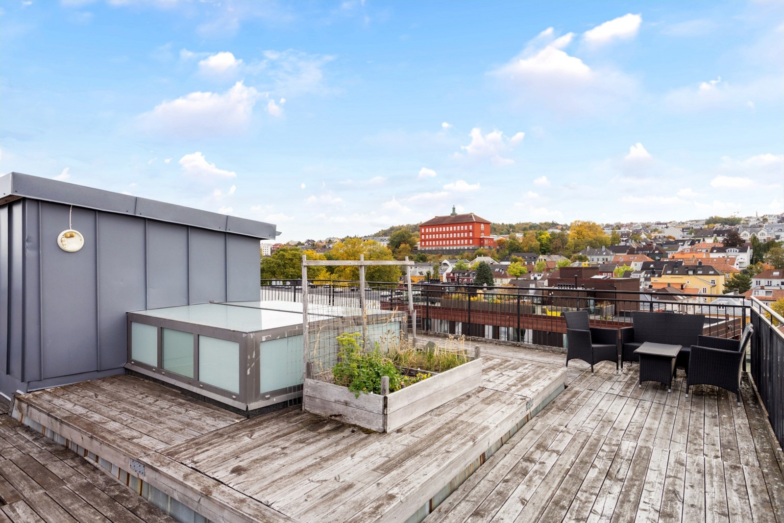 Leiligheten disponerer tilgang til takterrasse med fantastiske sol- og utsiktsforhold som deles med to andre seksjoner. Galleribilde