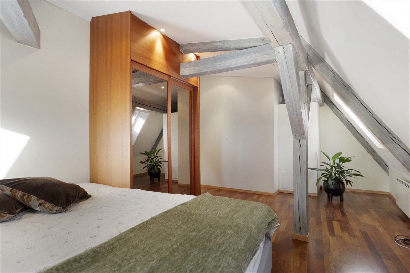 Det er etablert et plassbygd garderobeskap med gode oppbevaringsmuligheter. Galleribilde