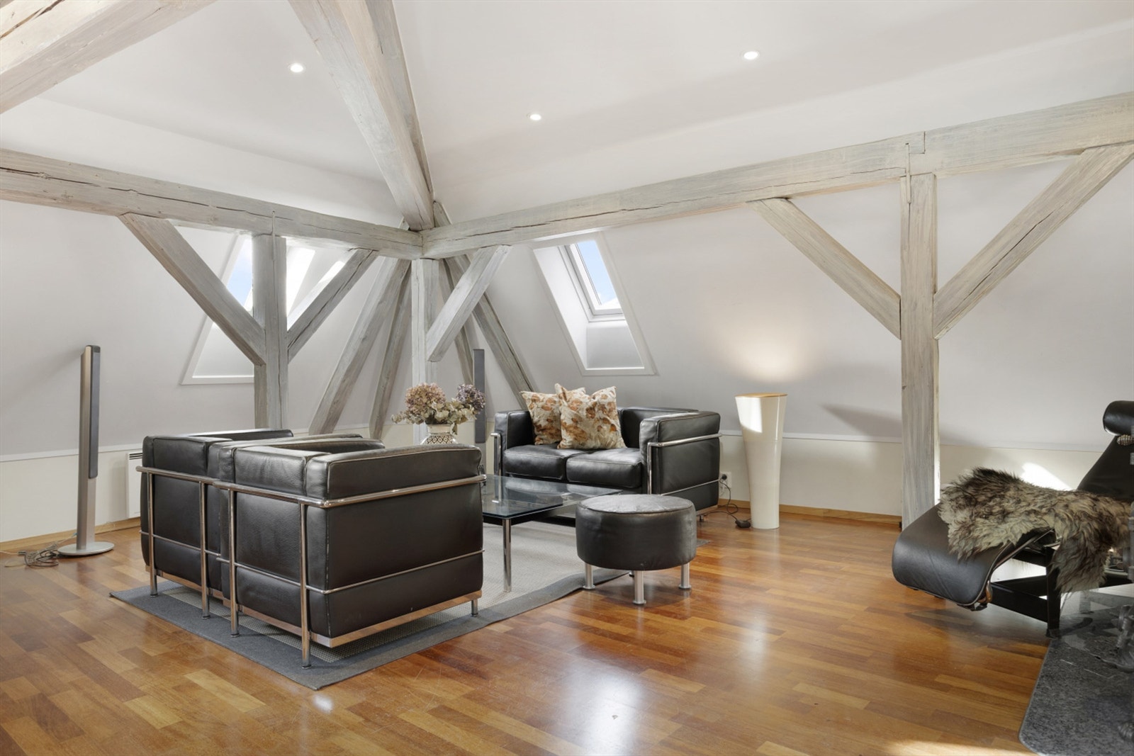 Stue- og kjøkkenarealet måler til sammen romslige 43 kvm og har utstrakt bruk av downlights. Galleribilde