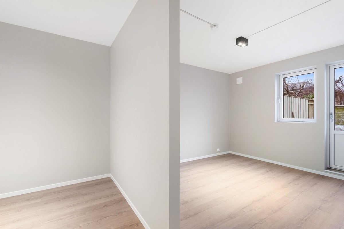 Hovedsoverom. Med walkin garderobe vegg i vegg. Galleribilde