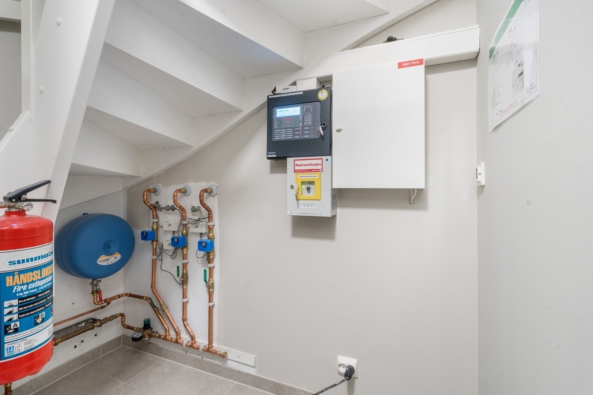 Teknisk rom under felles trapperom, med brannvarslings sentral. Galleribilde