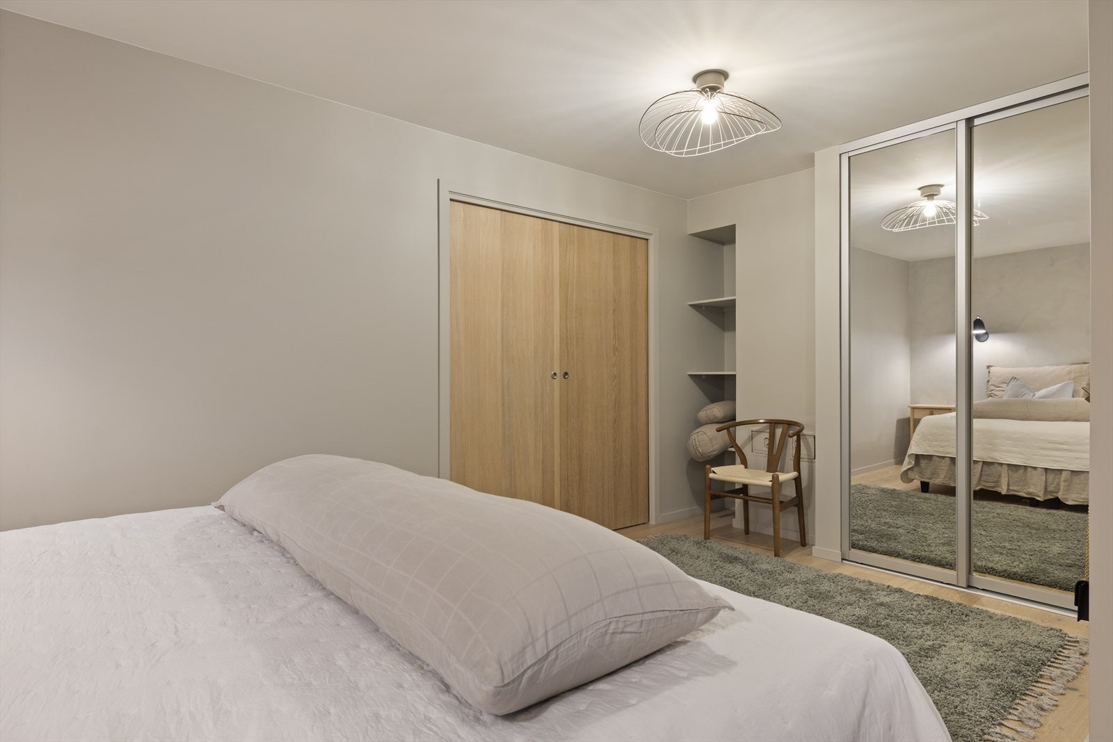 Doble skyvedører inn mot walk-in garderoben i tillegg til garderobeskap med skyvedører i speil. Galleribilde