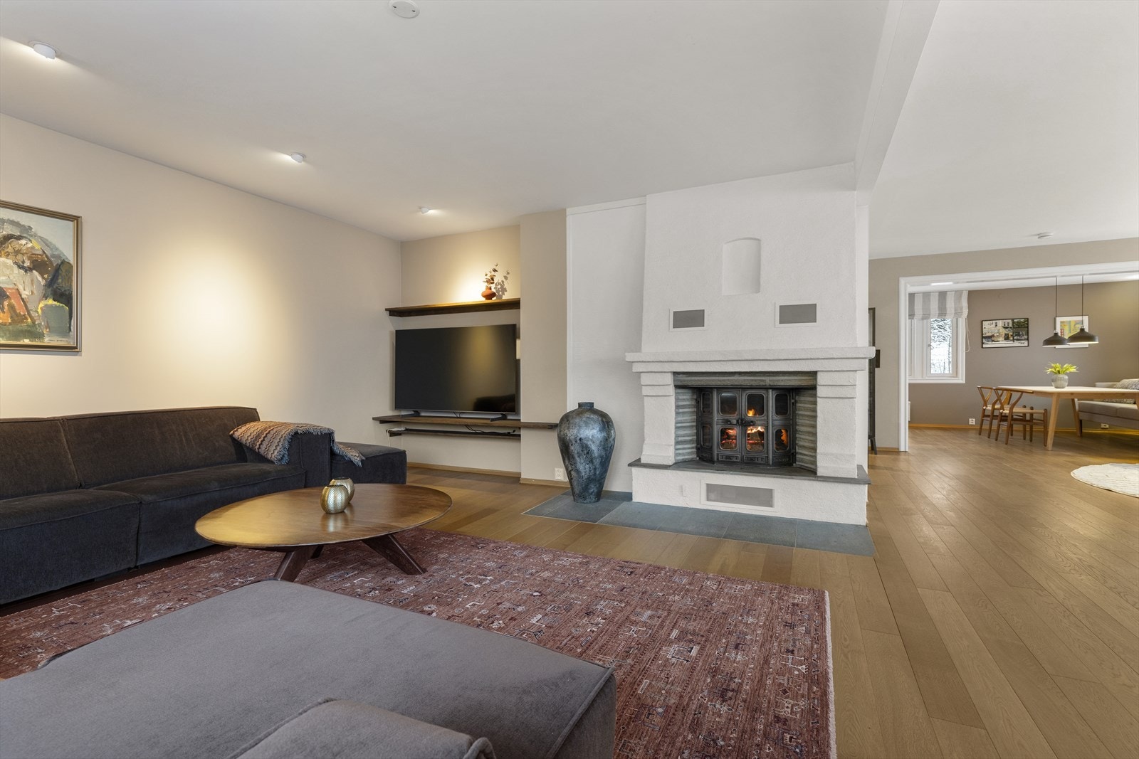 Stuen sett mot kjøkkenet. Galleribilde